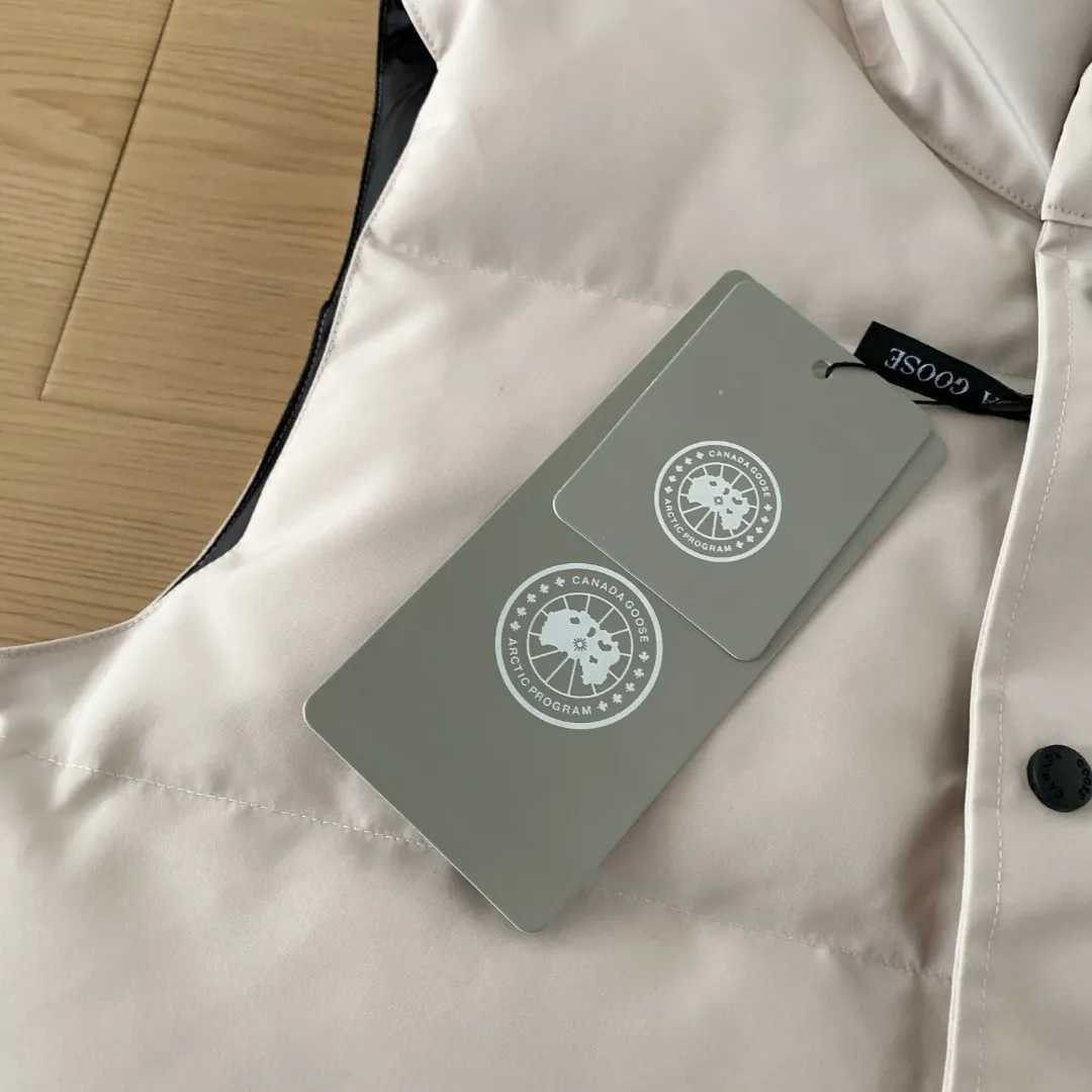 Style number: Y 138 𝑪𝒂𝒏𝒂𝒅𝒂 𝑮𝒐𝒐𝒔𝒆Canada Goose counter level! Canadagoose/Canada Goose New Arrival "2078APPSeries" down vest for men and women Material list: 1⃣ Original custom-made double plain 9500-100% nylon nylon fabric 2⃣ Original YKK zipper, non-sub-factory product 3⃣ National standard 80% white duck down from Guangzhou Inspection, (zp uses 80% white duck down/any boasts of 90% are fake) Material analysis characteristics: 1⃣ Original factory/9500-100% nylon 100% nylon Lurex yarn is actually 100% nylon, which is rarely pure now. Most of them are mixed with cotton thread or polyester. Our top original version is developed in accordance with ZP and uses the same material. 2⃣ As we all know, the original version uses 80% white duck down. The fill power refers to the cubic inches of volume occupied by each ounce (30 grams) of down under certain conditions. If the space occupied by one ounce of down is cubic inches, the fill power of the down is called . So we can simply understand it as: fill power is the volume of down, and the volume of down is fill power. The higher the fill power of down, it means that under the same filling amount, down can fix a larger volume of air layer to keep warm and insulate, so the warmth retention of down is better. Size:XS-2XL Color: Navy Blue Beige Gray Black Label Gray Red Label Black Red Label Black Black Label Red Blue Pink